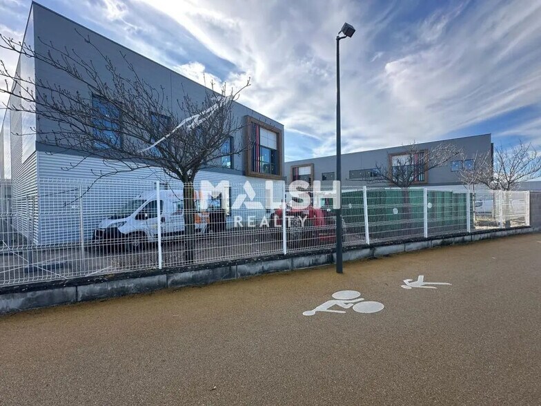 Bureau dans Vaulx-en-Velin à louer - Photo de l’immeuble – Image 2 sur 6