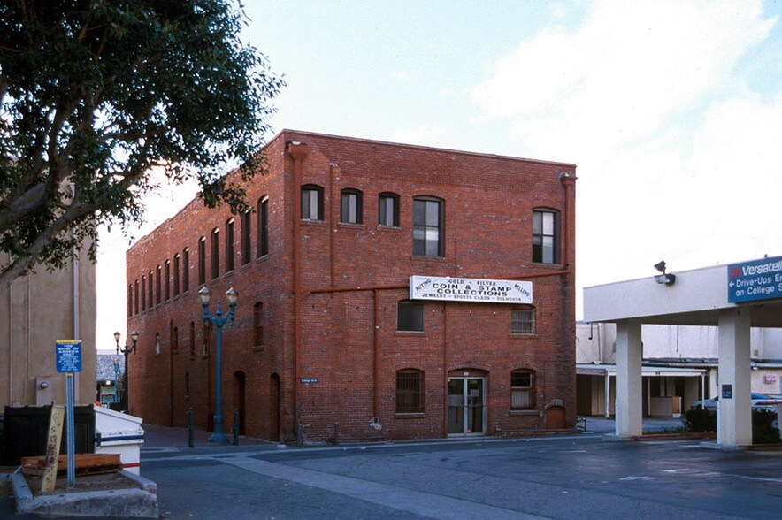 126-128 N Citrus Ave, Covina, CA à louer - Photo de l’immeuble – Image 2 sur 4