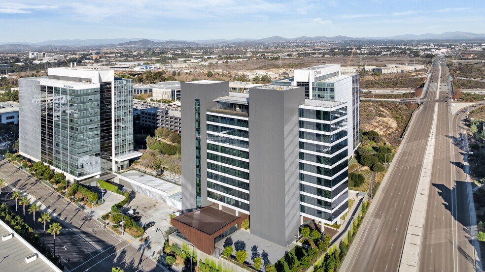 4747 Executive Dr, San Diego, CA à louer - Photo de l’immeuble – Image 2 sur 7