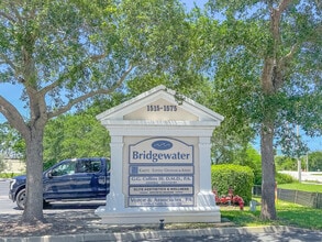 1555 Indian River Blvd, Vero Beach, FL à louer Photo de l’immeuble– Image 2 sur 29