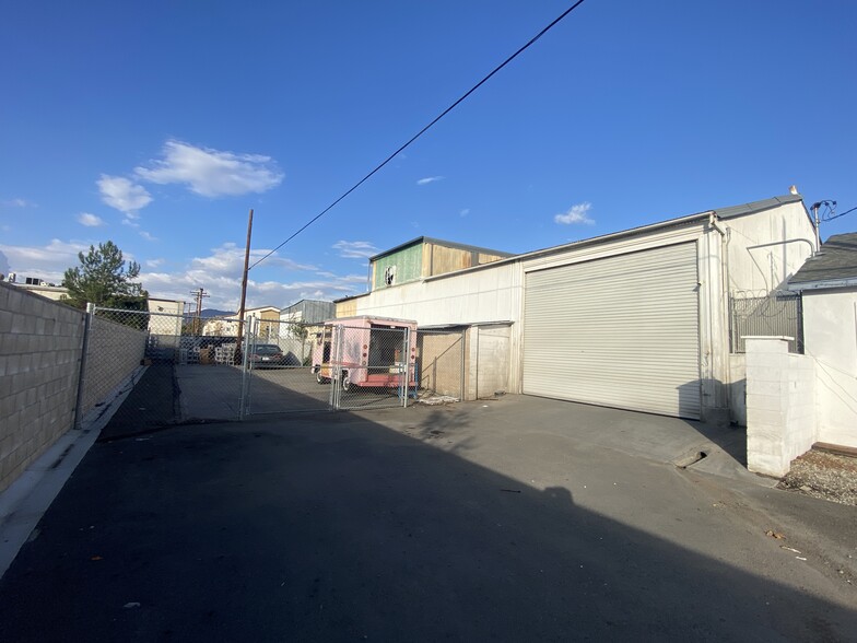 321-359 E Front St, Covina, CA à louer - Photo de l’immeuble – Image 2 sur 9