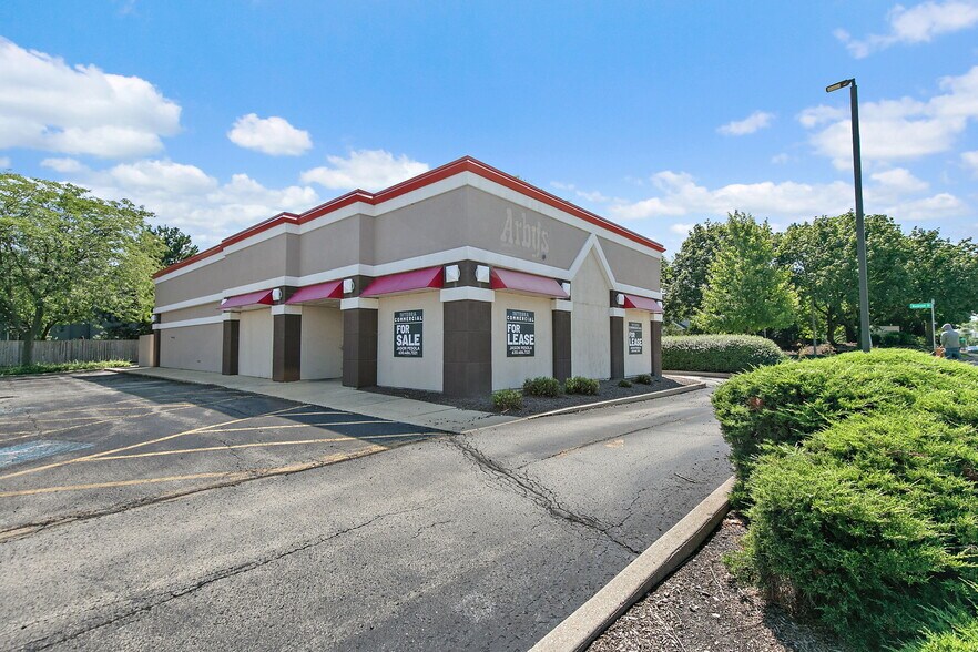 240 Douglas Rd, Oswego, IL à louer - Photo de l’immeuble – Image 3 sur 37