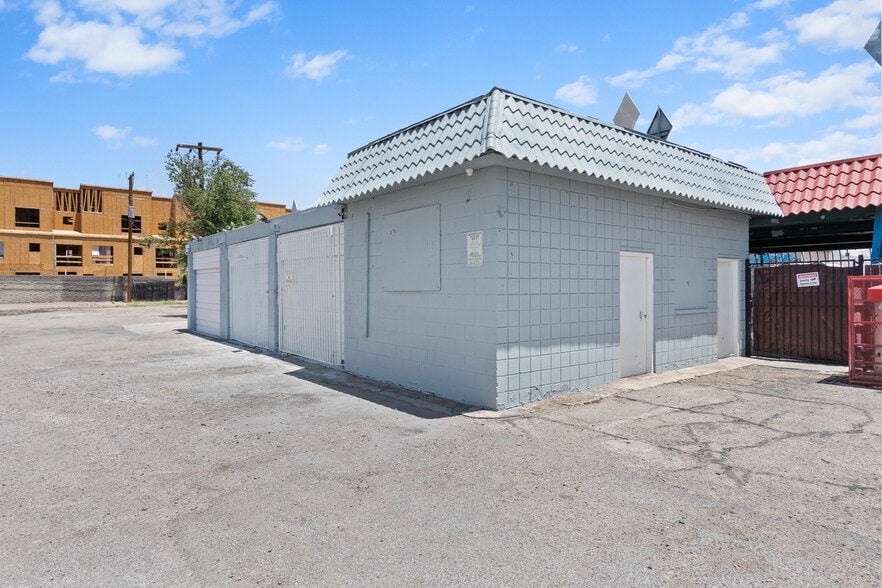1961 E Charleston Blvd, Las Vegas, NV à louer - Photo de l’immeuble – Image 2 sur 16