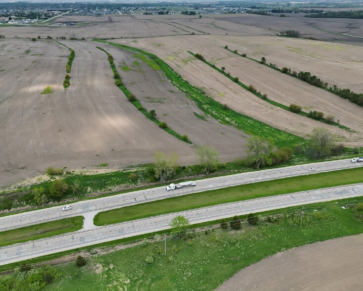 NE University Ave, Pleasant Hill, IA à louer - Photo de l’immeuble – Image 1 sur 3