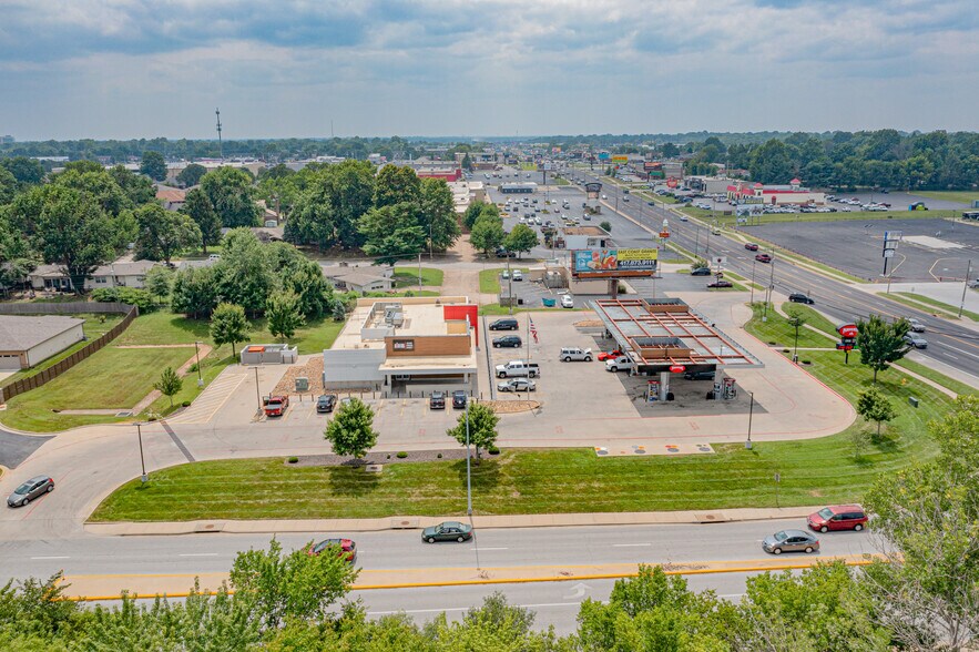 2704 S Campbell Ave, Springfield, MO à vendre - Photo de l’immeuble – Image 2 sur 3