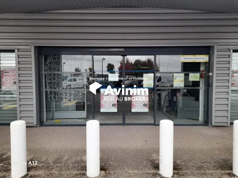 Local commercial dans Saint-Germain-du-Puy à louer - Photo de l’immeuble – Image 2 sur 8