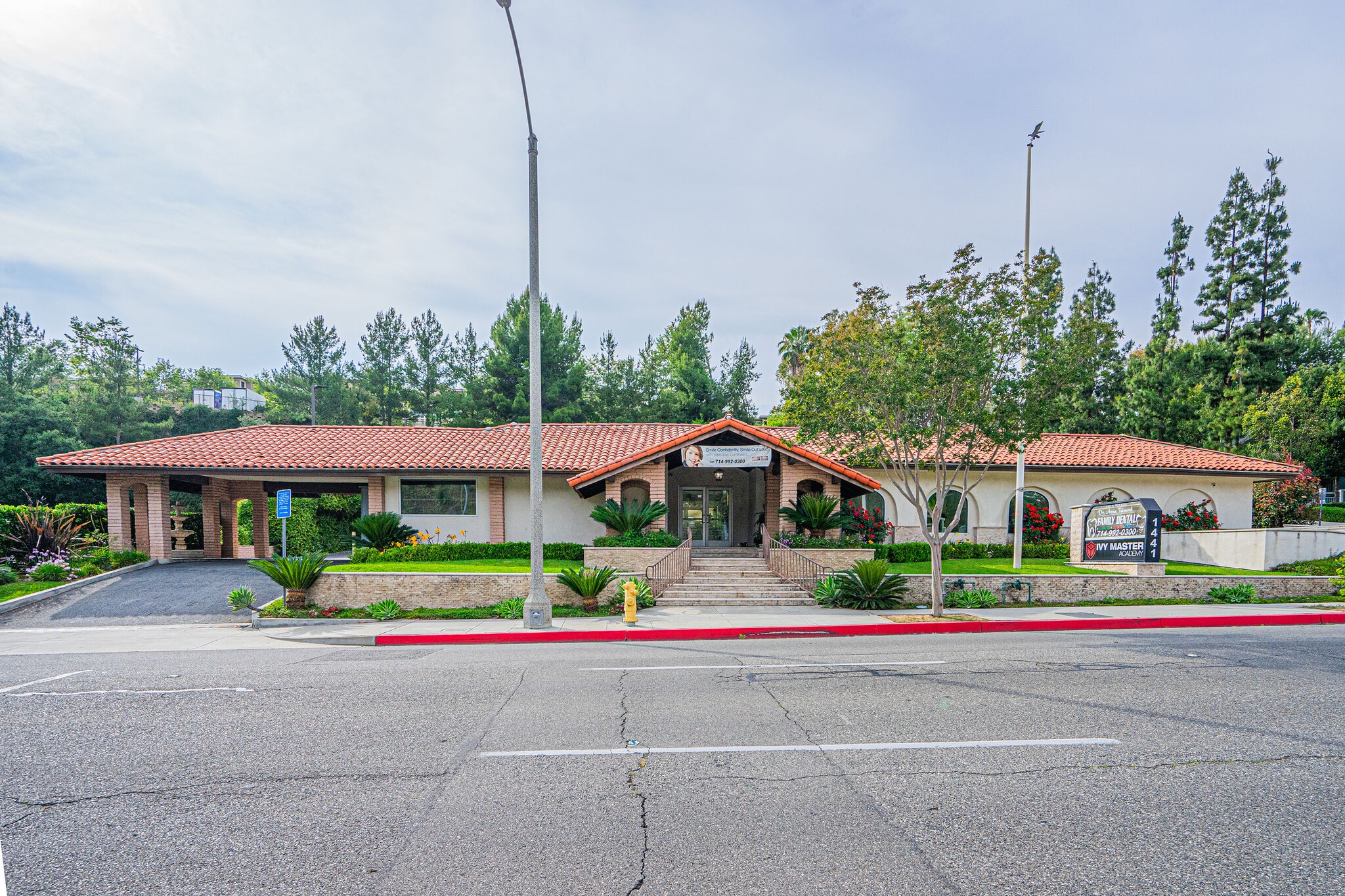 1441 N Brea Blvd, Fullerton, CA à louer Photo de l’immeuble– Image 1 sur 28