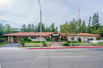 1441 N Brea Blvd, Fullerton, CA à louer Photo de l’immeuble– Image 1 sur 28