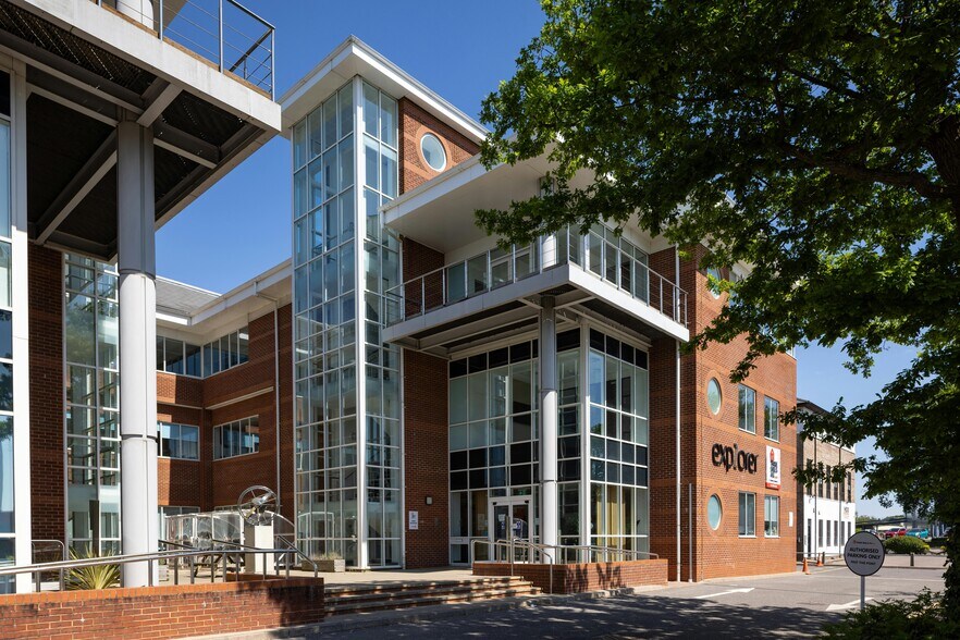 Fleming Way, Crawley à louer - Photo de l’immeuble – Image 2 sur 24