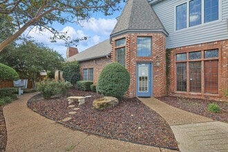 522 S Edmonds Ln, Lewisville, TX à louer Photo de l’immeuble– Image 1 sur 8