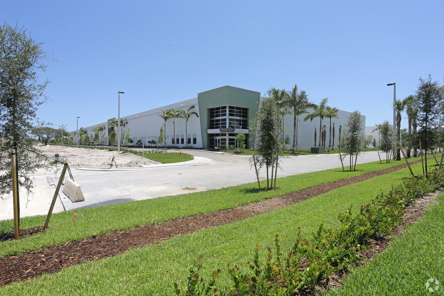400 Hillsboro Technology Dr, Deerfield Beach, FL à louer - Photo de l’immeuble – Image 3 sur 10