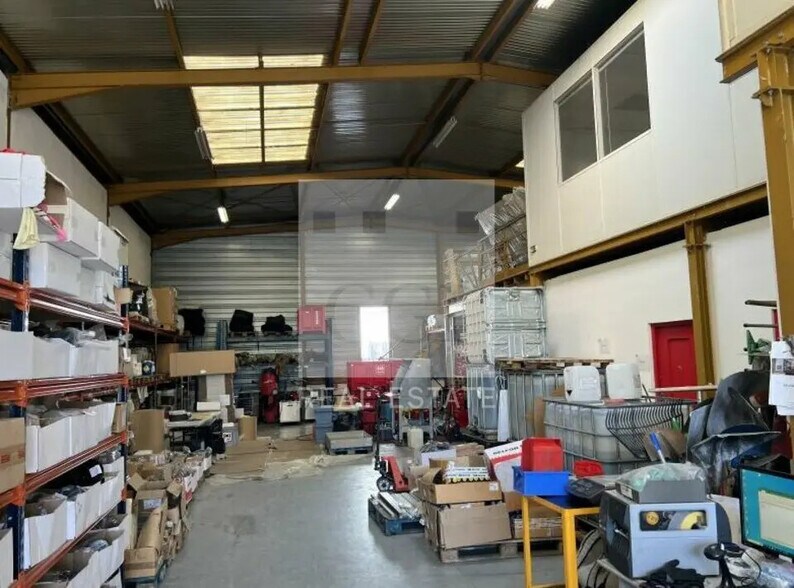 Bureau dans Vénissieux à louer - Photo de l’immeuble – Image 2 sur 15