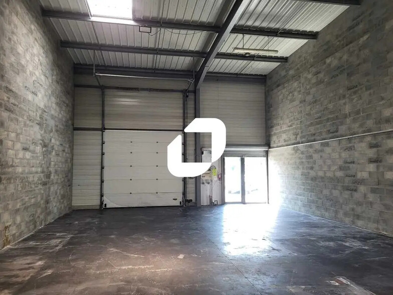 Local d’activités dans VILLENAVE-D'ORNON à louer - Photo de l’immeuble – Image 3 sur 4