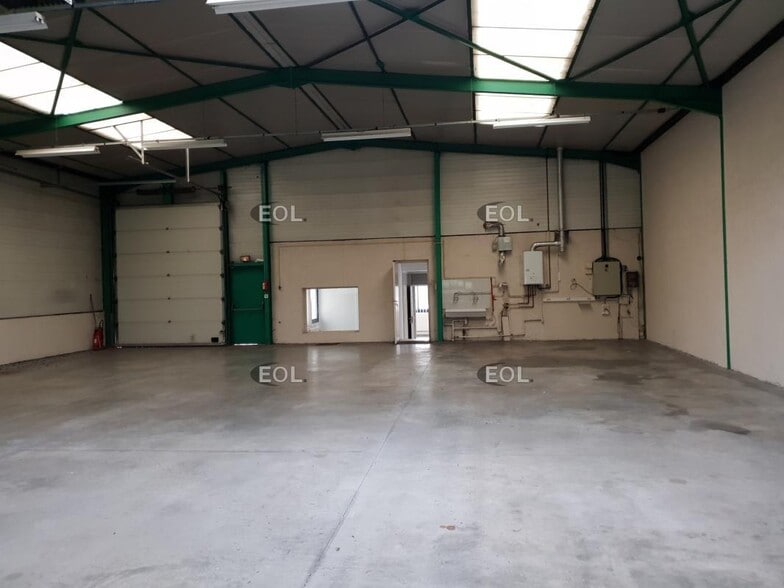 Local d’activités dans Saint-Genis-Laval à louer - Photo de l’immeuble – Image 1 sur 7