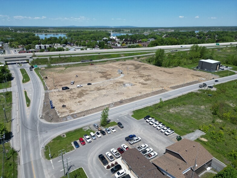 5275 Av. Pierre-Dansereau, Salaberry-de-valleyfield, QC à vendre - Photo principale – Image 1 sur 3