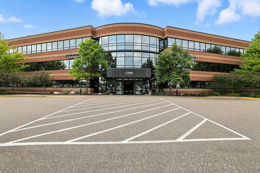 12000 Elm Creek Blvd, Maple Grove, MN à louer - Photo de l’immeuble – Image 2 sur 16