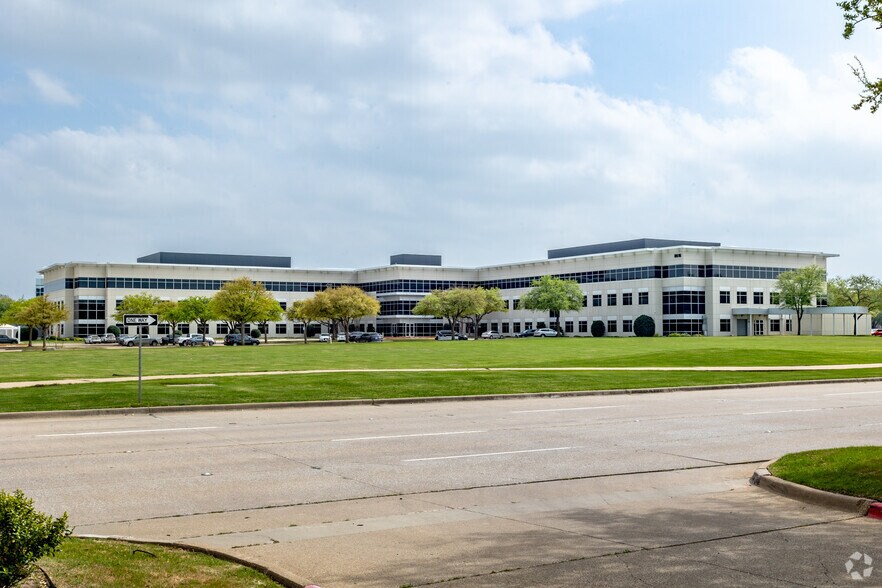 8616 Freeport Pky, Irving, TX à louer - Photo de l’immeuble – Image 1 sur 4