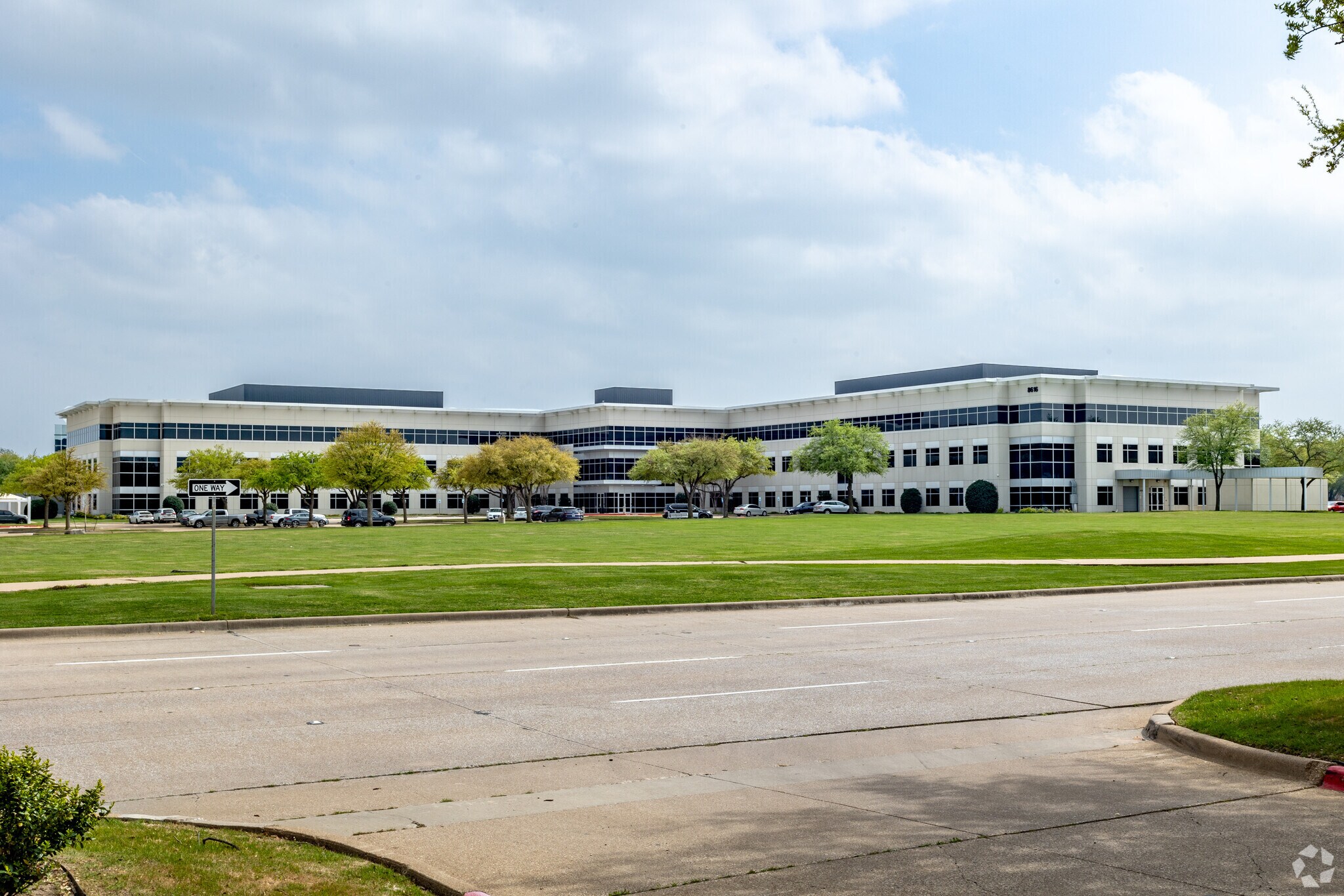 8616 Freeport Pky, Irving, TX à louer Photo de l’immeuble– Image 1 sur 5