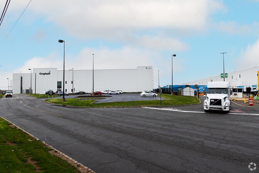 8001 Industrial Ave, Carteret, NJ à louer - Photo de l’immeuble – Image 3 sur 8