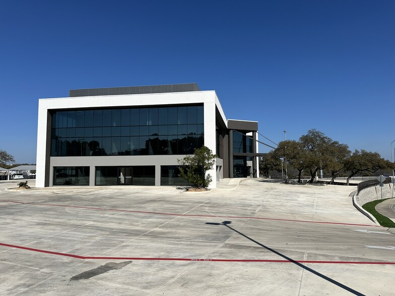 9100 W Interstate 10, San Antonio, TX à louer - Photo de l’immeuble – Image 3 sur 3