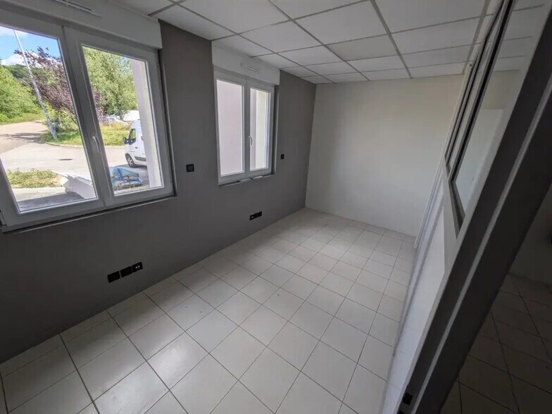 Bureau dans Châtillon-le-Duc à louer - Photo de l’immeuble – Image 2 sur 9