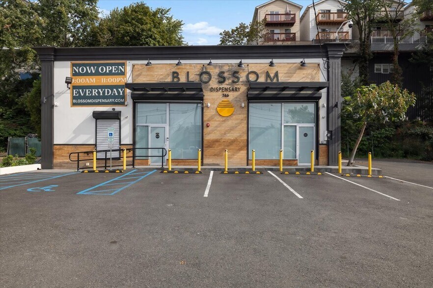 746-748 Tonnele Ave, Jersey City, NJ à louer - Photo de l’immeuble – Image 3 sur 24