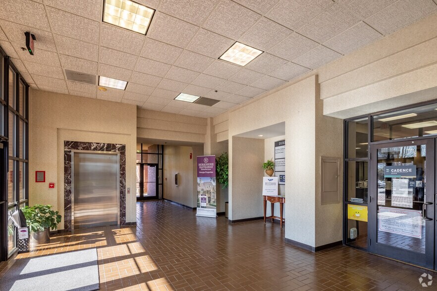 500 Jesse Jewell Pkwy SE, Gainesville, GA à louer - Hall d’entrée – Image 3 sur 5