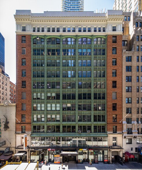 250-252 W 54th St, New York, NY à louer - Photo de l’immeuble – Image 1 sur 7