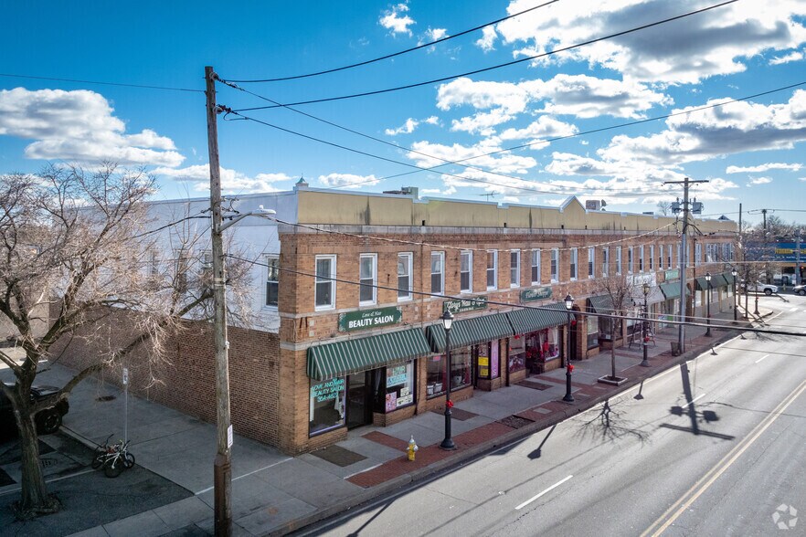 4 New Hyde Park Rd, Franklin Square, NY à vendre - Photo de l’immeuble – Image 3 sur 8