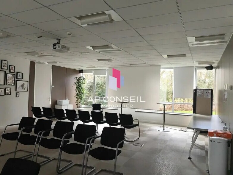 Bureau dans Voisins-le-Bretonneux à louer - Photo intérieure – Image 2 sur 10