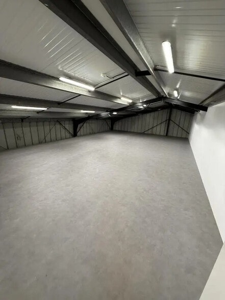 Local d’activités dans Sainte-Eulalie à louer - Photo intérieure – Image 3 sur 3