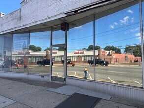 210-218 Front St, Hempstead, NY à louer Photo intérieure– Image 1 sur 3