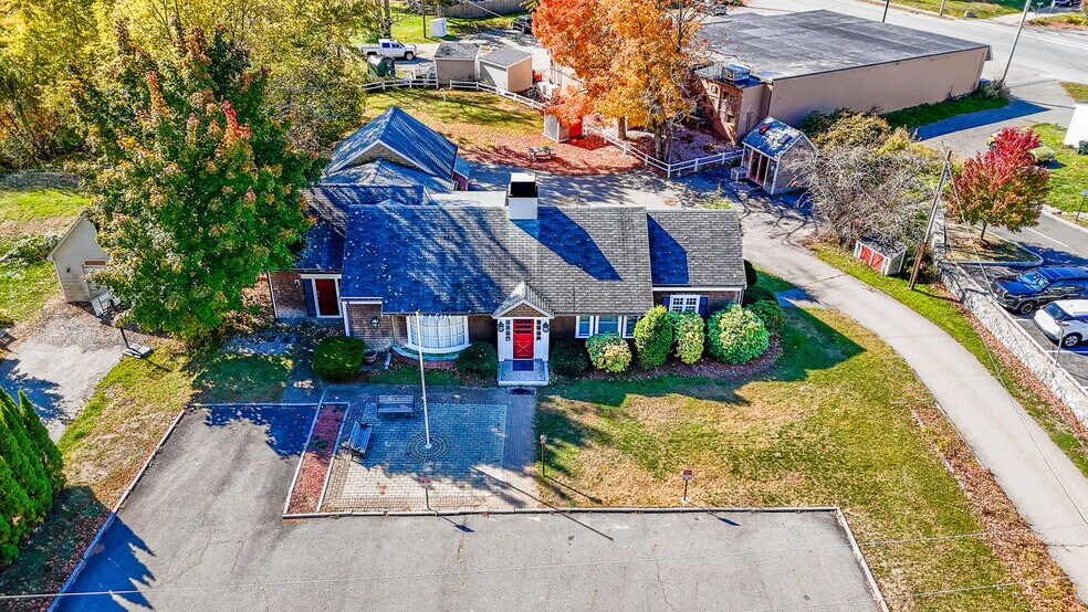 11 Maple St, West Newbury, MA à vendre - Photo de l’immeuble – Image 3 sur 22