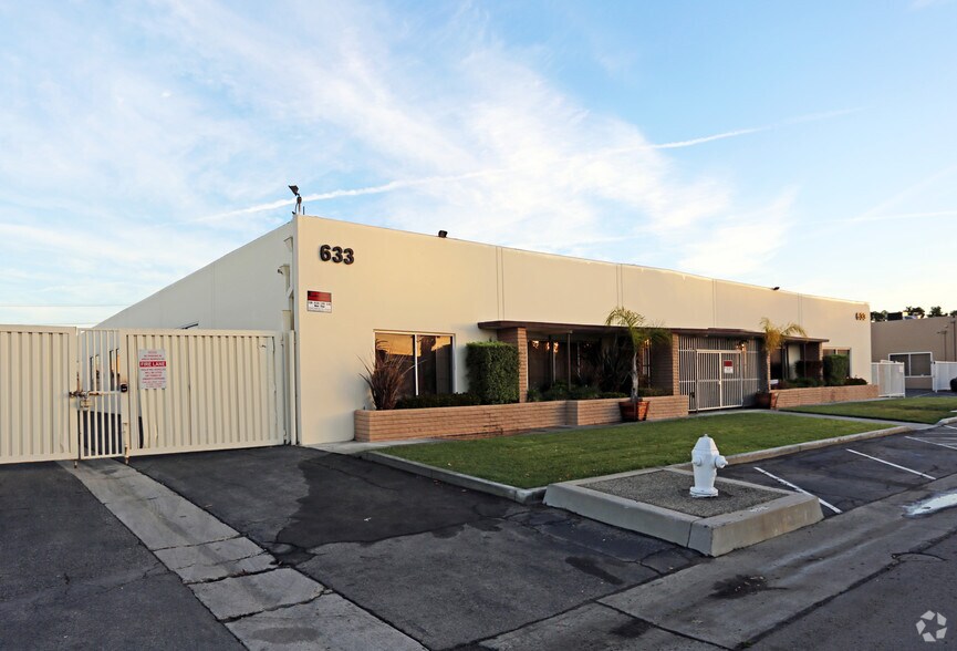 633 Young St, Santa Ana, CA à louer - Photo de l’immeuble – Image 2 sur 4
