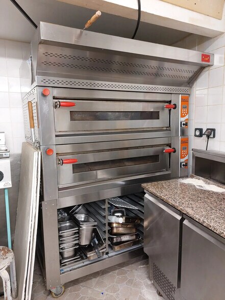 Local commercial dans Hyères à louer - Photo de l’immeuble – Image 3 sur 4