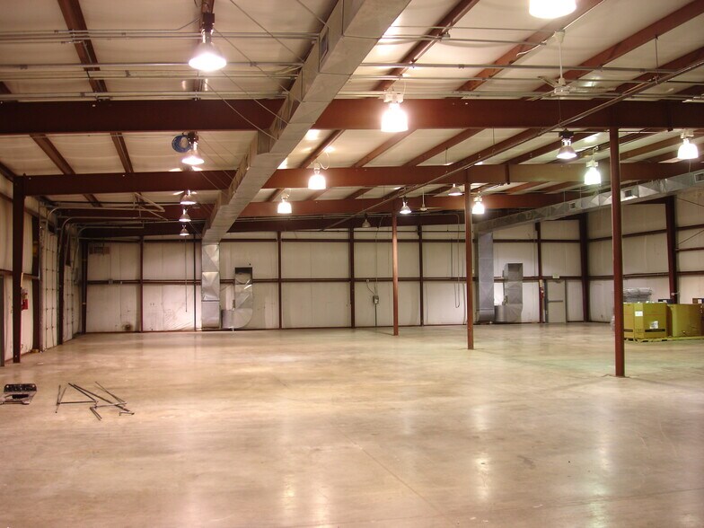 23201 Roemer Rd, Woodburn, IN à louer - Photo de l’immeuble – Image 2 sur 11