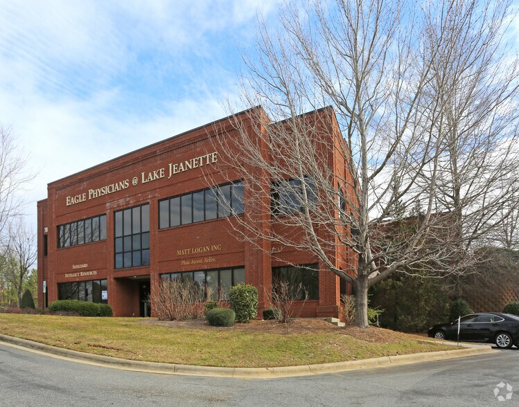 3824 N Elm, Greensboro, NC à vendre - Photo principale – Image 1 sur 23
