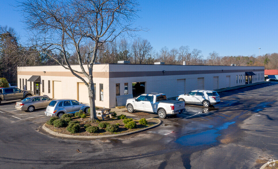 6630 E WT Harris Blvd, Charlotte, NC à louer - Photo principale – Image 1 sur 2