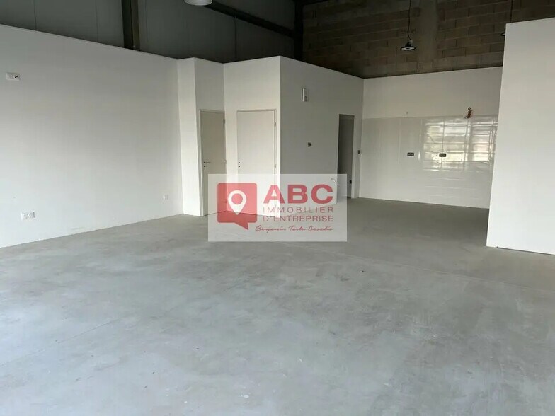 Local commercial dans Claira à louer - Photo de l’immeuble – Image 1 sur 5