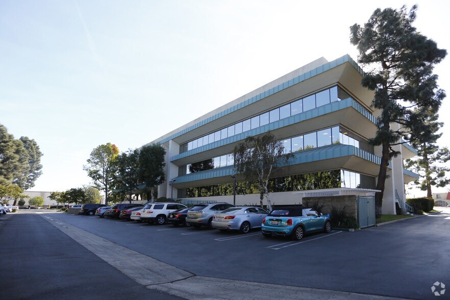 451 W Gonzales Rd, Oxnard, CA à louer - Photo de l’immeuble – Image 3 sur 3