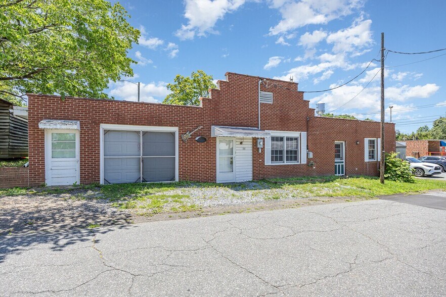 111 W Starmount Ave, Liberty, NC à vendre - Photo de l’immeuble – Image 1 sur 4