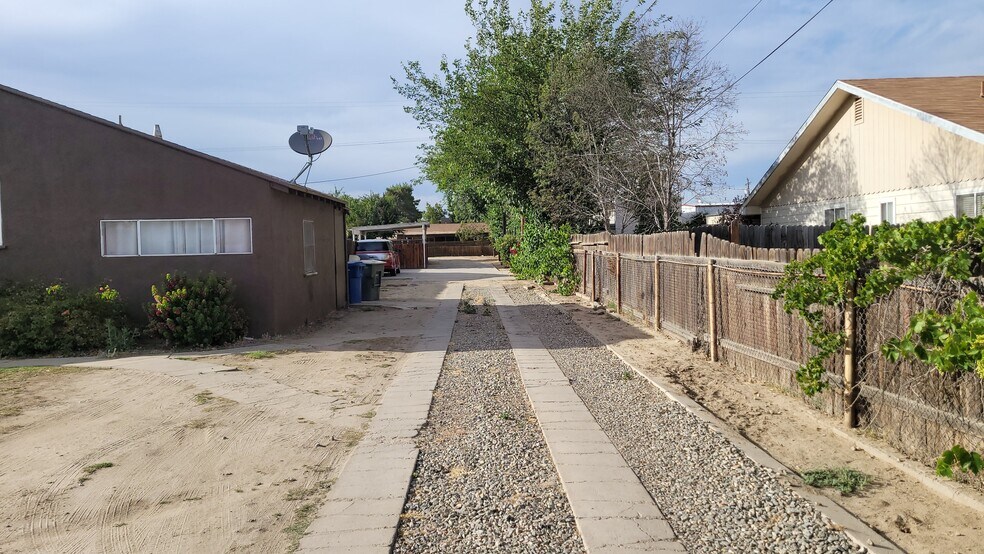 9820 Greenacres Dr, Bakersfield, CA à vendre - Photo de l’immeuble – Image 2 sur 14
