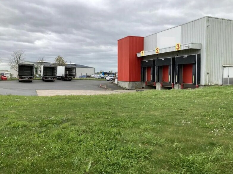 Local d’activités dans Saint-Firmin-des-Prés à louer - Photo de l’immeuble – Image 3 sur 16