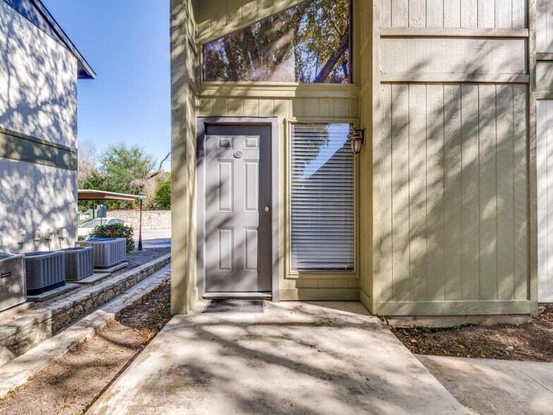 100 Lorenz Rd, San Antonio, TX à vendre - Photo de l’immeuble – Image 2 sur 15