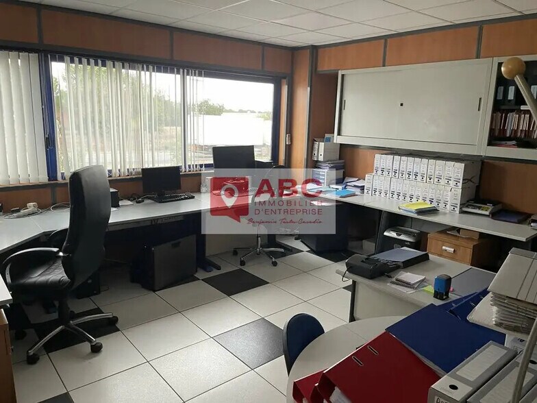 Local d'activités dans Saint-Chinian à vendre - Photo de l’immeuble – Image 2 sur 4