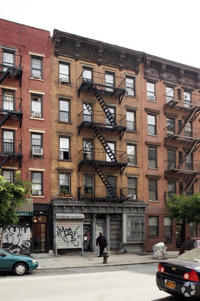 207 E 4th St, New York, NY à louer - Photo de l’immeuble – Image 2 sur 4