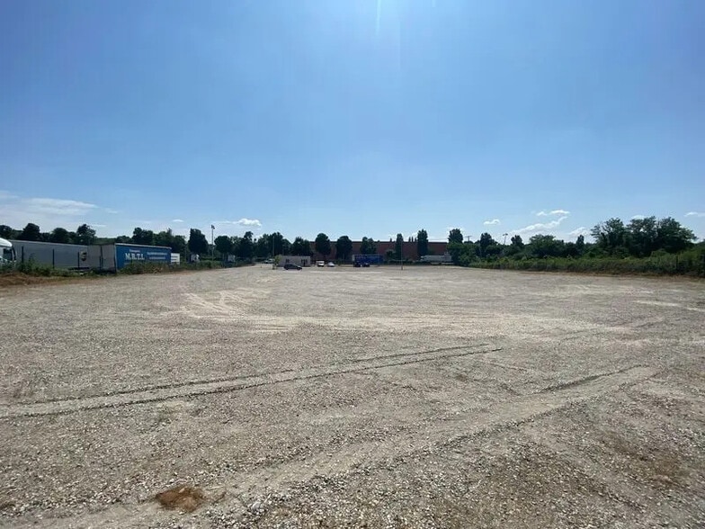 2 Avenue D'Amsterdam, Saint-Laurent-de-Mure à vendre - Photo de l’immeuble – Image 2 sur 5