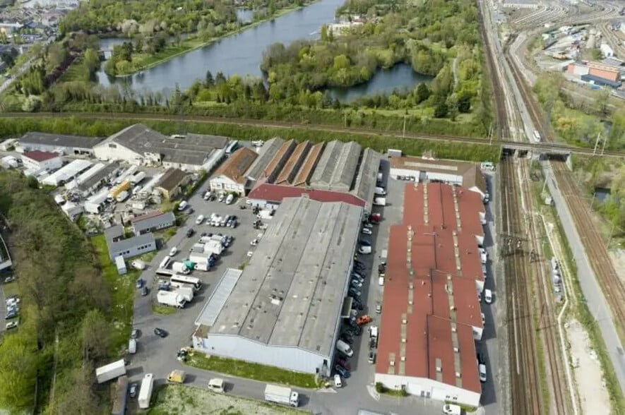 Local d’activités dans Villeneuve-Saint-Georges à louer - Photo de l’immeuble – Image 3 sur 4