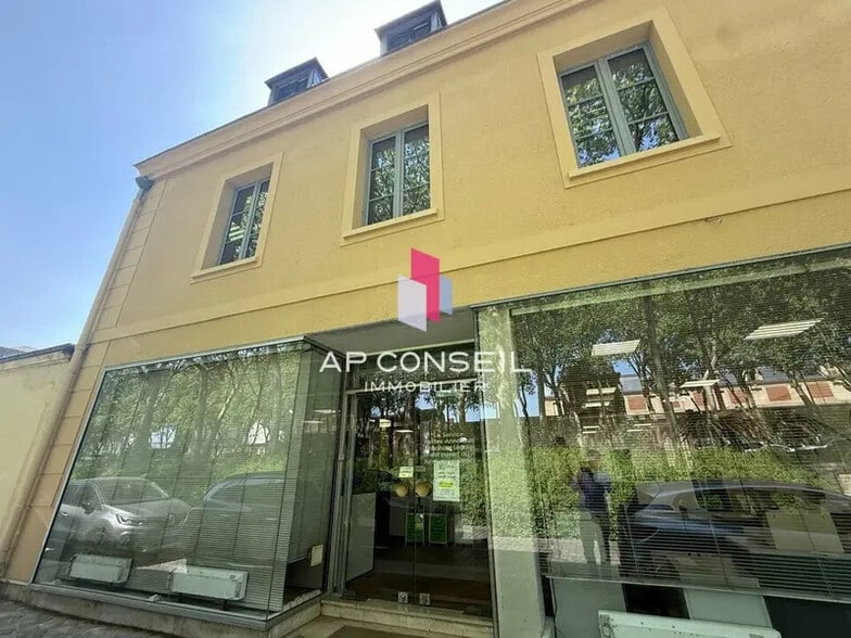 Local commercial dans Versailles à louer - Photo de l’immeuble – Image 1 sur 7