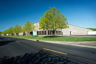 26 Northfield Ave, Edison, NJ à louer Photo de l’immeuble– Image 1 sur 2